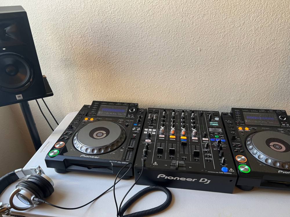 Пульт Pioneer CDJ и микшер в студии